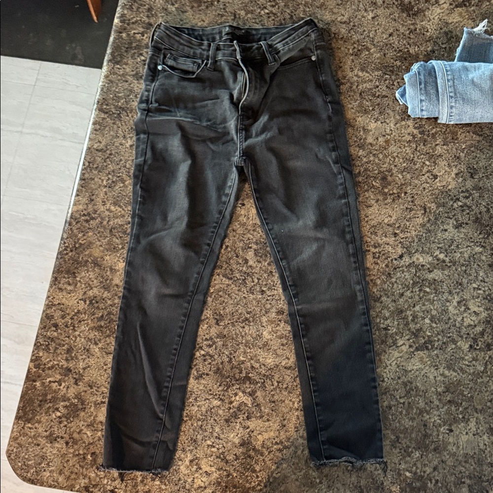 Judy Blue Women's black Skinny Jeans fray at the bottom
Cropped